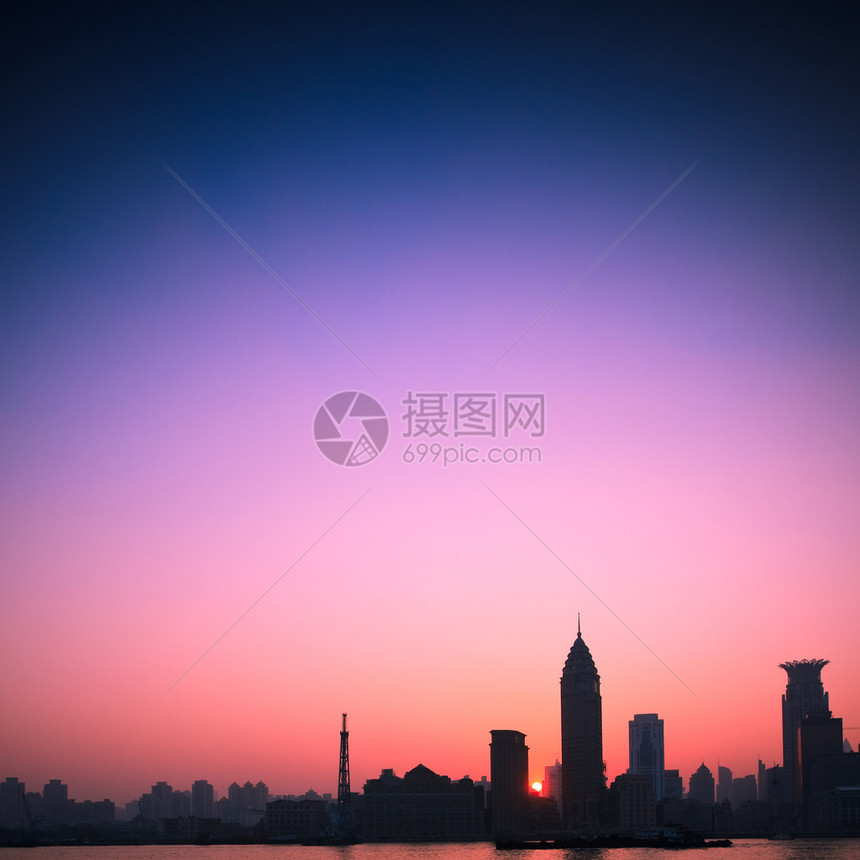 与上海城市剪影的日落图片
