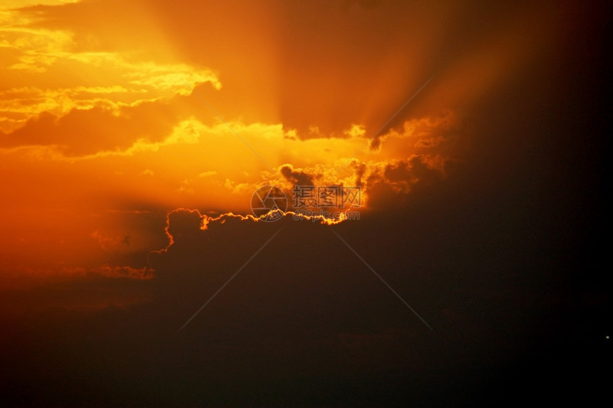 美丽的日落戏剧天空图片