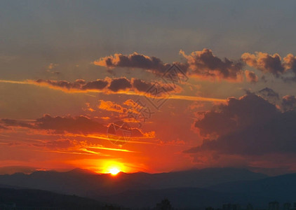 美丽的金色夕阳天空景观图片