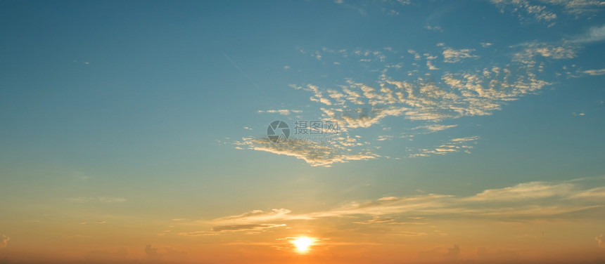 太阳升起和太阳落下天空背图片