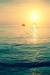 海上美丽柔和的日落图片