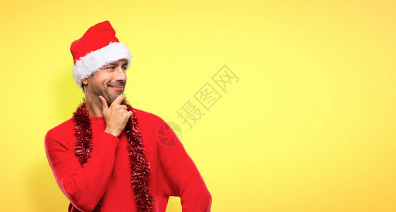 穿着红衣服的人在庆祝圣诞节日的时候背景图片