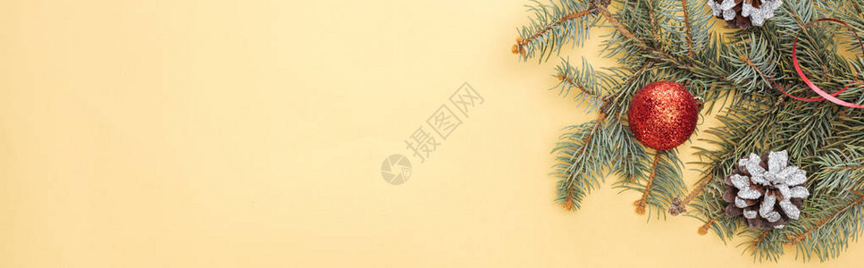 圣诞节树枝的顶部视图黄色背景上易图片