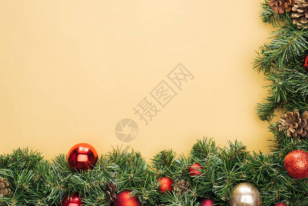 圣诞节树枝的顶部视图黄底有红图片