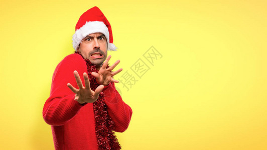 庆祝圣诞节日的穿红衣男子有点紧张图片