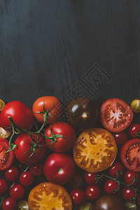木本面不同红番茄和黄番茄的顶部视图图片