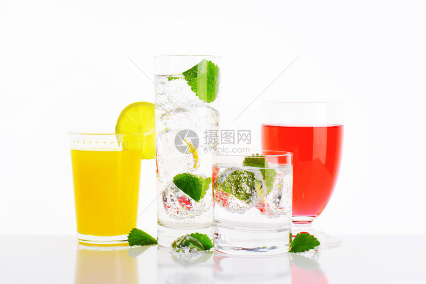 杯水和果汁加薄荷和冰块图片