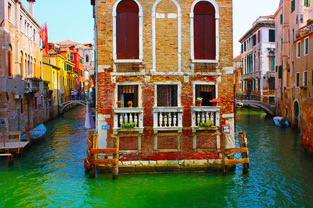 意大利威尼斯的运河和彩色建背景图片