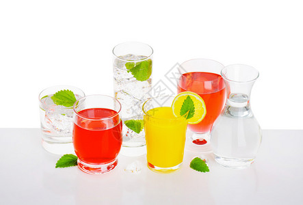 一杯碳酸水和果味饮料图片