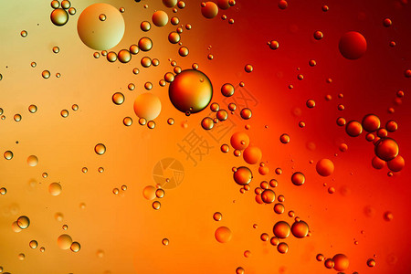 油而不腻来自混合水和石油的美丽而抽象的橙插画