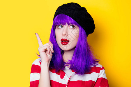 一名黄色背景的紫色头发年图片
