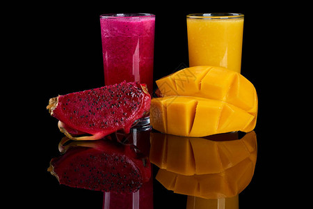 龙果芒果汁和水果切片在图片