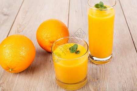 新鲜橙汁和姜汁香水饮料图片