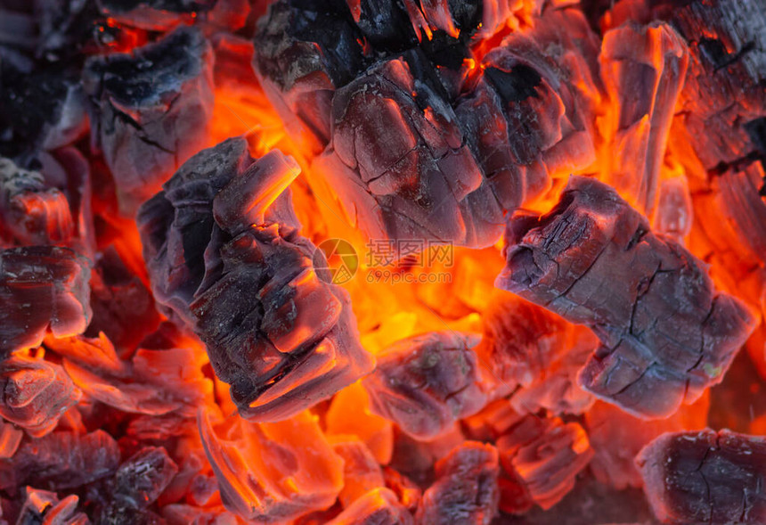 在烤架上烧木头和热煤壁炉图片