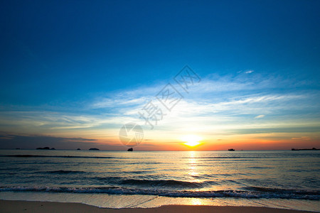 暹罗湾长岛海岸的美丽日落图片