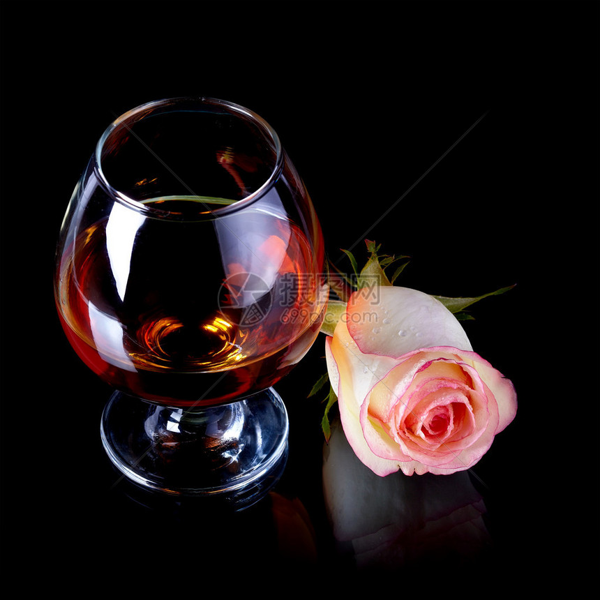玻璃和玫瑰酒与花玻璃与饮料和一朵图片