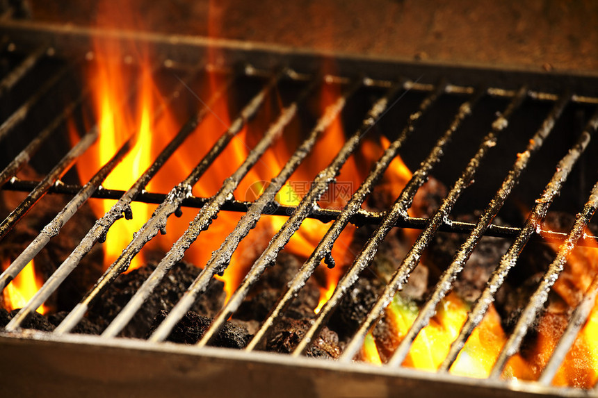烤肉架和火焰的照片图片