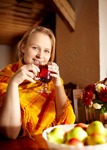 她脸上有胎记的年轻美人正在喝卡加德茶在木制老式餐图片