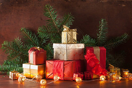 红色和金色圣诞礼盒和装饰灯图片
