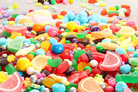 各种样的甜糖果包括棒糖小熊软糖口香糖球和糖果片孩子们的图片
