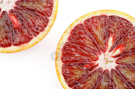 两个血橙在白色背景上的一半特写图片
