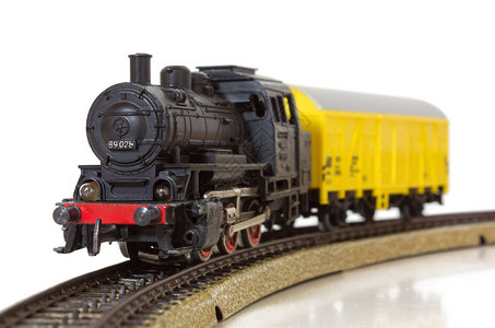 由铁路上一辆老式蒸汽和一辆黄箱车组成的示范图片