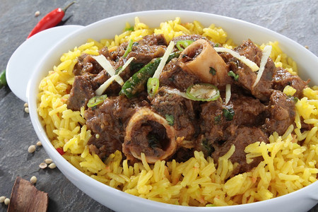 印度咖喱羊肉配皮劳饭图片