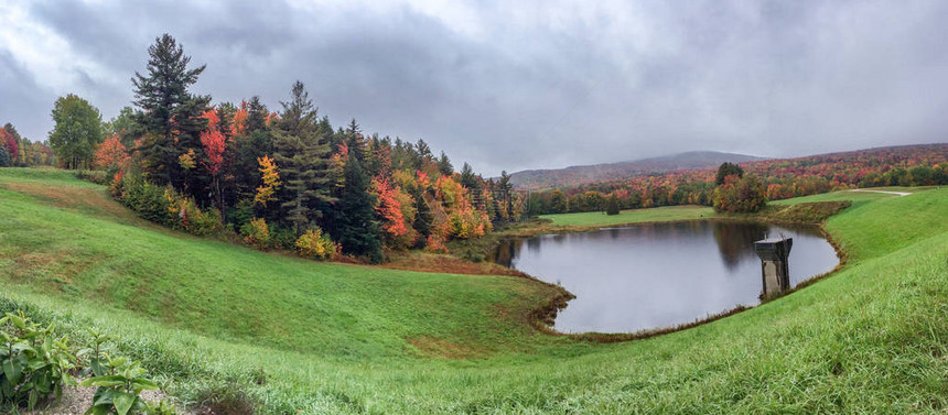 新英格兰美丽的山丘在树叶季节图片