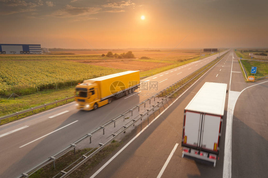 驶向太阳的新卡车在美丽的日落高速公路上的快速模糊运动照片塞尔维亚贝尔格莱德附近高速公路图片