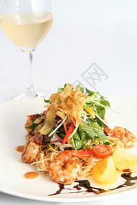 美丽的泰国沙拉配虾和面条图片