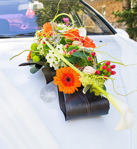 婚礼车上的花饰图片