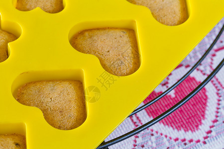 黄色硅胶模具中的香草海绵蛋糕心图片