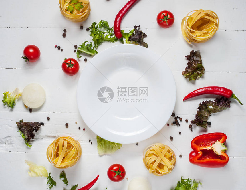 烹饪小菜樱桃西红柿胡椒等元素在白板位置周围图片