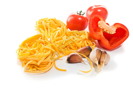 成分白背景的意大利面番茄图片