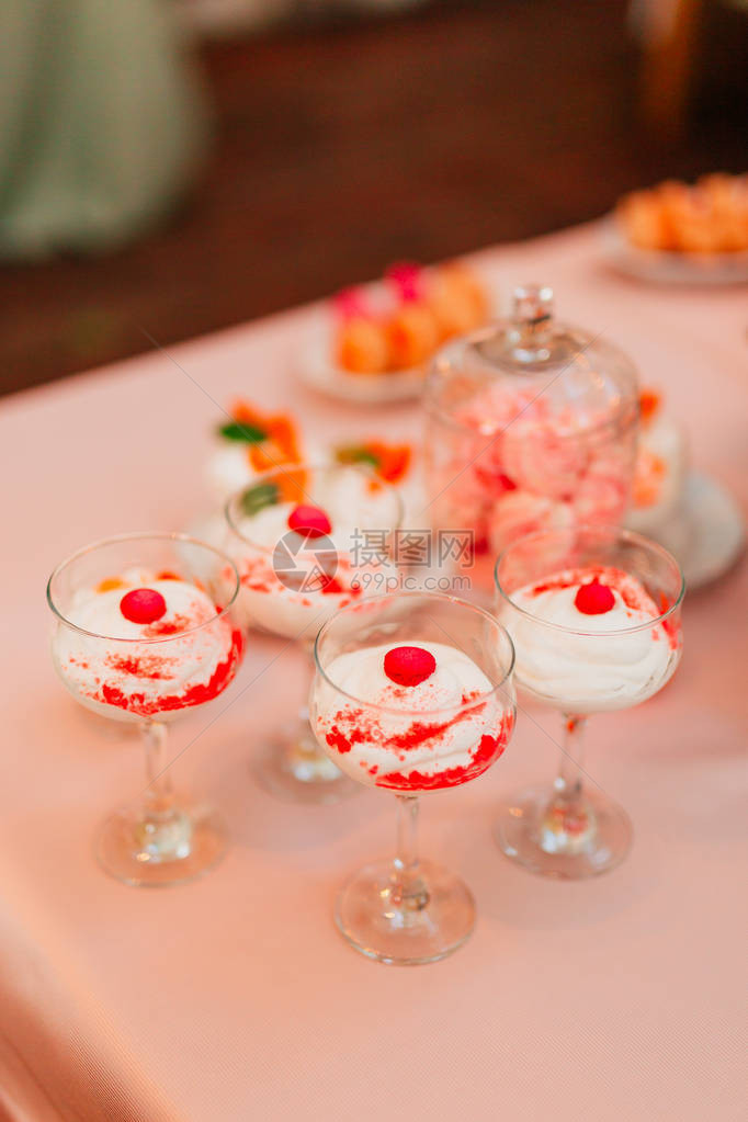 香草布丁和樱桃放在杯子里在图片