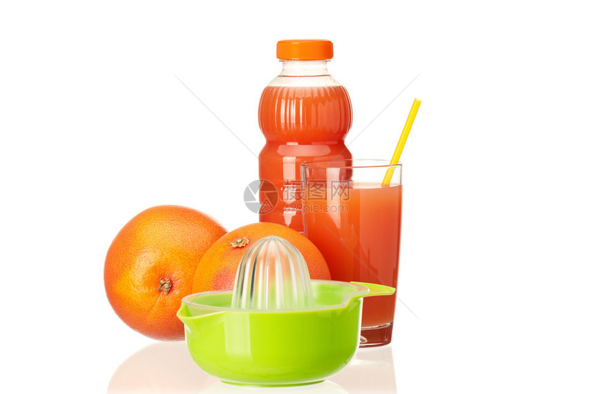 塑料瓶中的葡萄柚汁和白色背景中图片