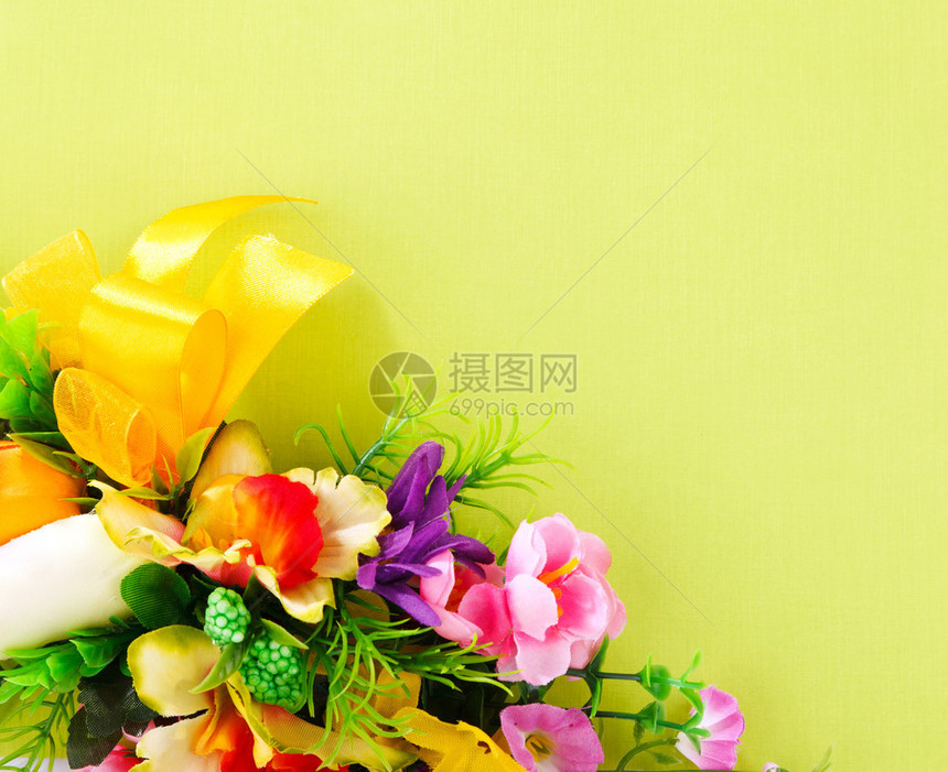 黄色背景的人工花朵布置广告用图片