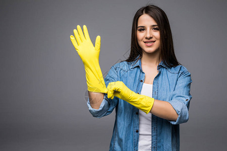 清洁女工在春洗准备就绪戴上橡皮手套在相机上微笑快图片