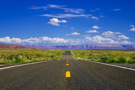 亚利桑那沙漠中笔直空旷的公路图片