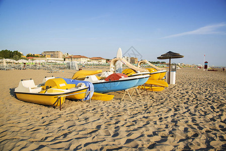 意大利里米尼海滩上的船图片