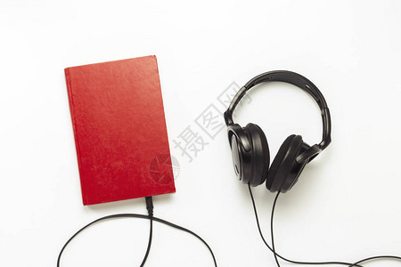 白色背景的红封面和黑耳机书籍图片
