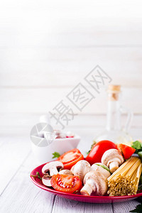 意大利美食木制白色背景中的蔬菜油香图片