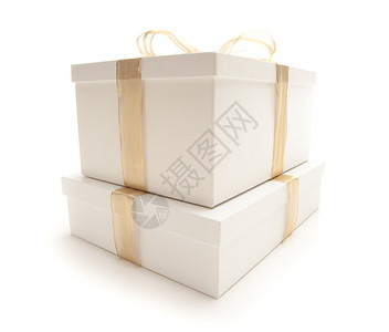 装有金丝带和弓的白色礼物盒孤立图片