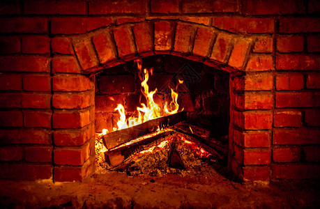 秋天或冬季燃烧的壁炉舒适的夜晚概念接近尾声图片