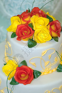 用奶油黄色和红色花朵装饰的豪华大蛋糕图片