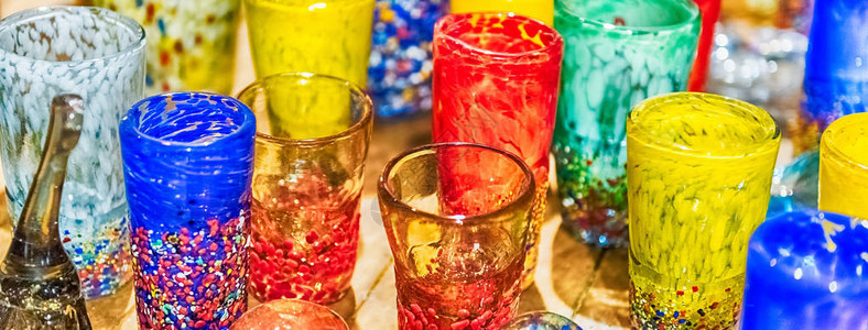 在意大利威尼斯穆拉诺岛销售传统多彩的木兰玻璃杯图片
