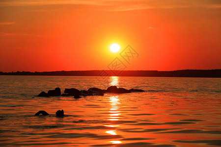 湖水红落日背景图片