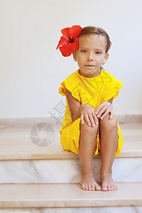 穿黄色礼服的漂亮小女孩穿着红图片