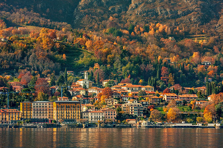意大利秋季科莫湖畔的小镇图片