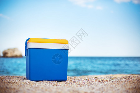 海沙上的冷藏箱图片